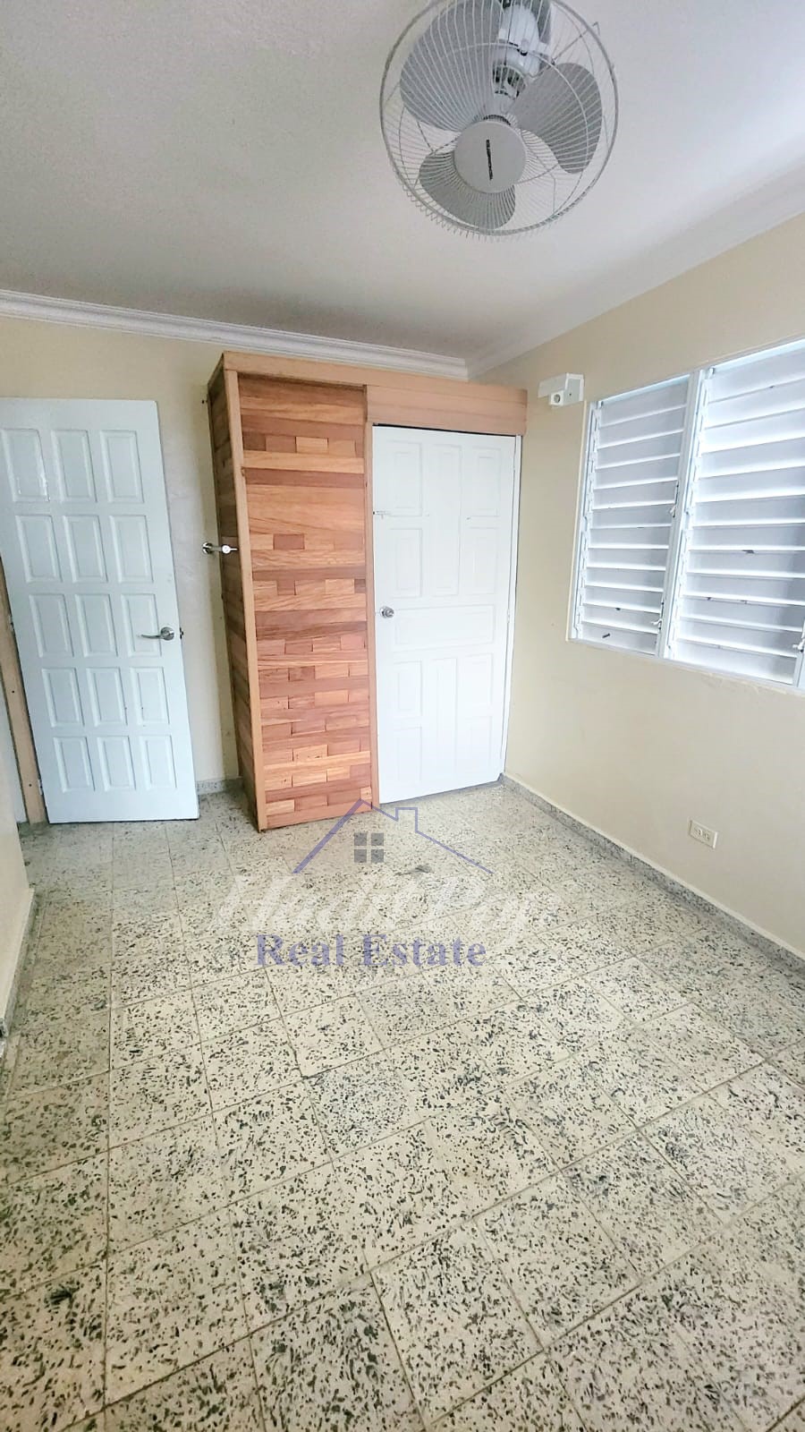 Casa espaciosa unifamiliar de dos niveles