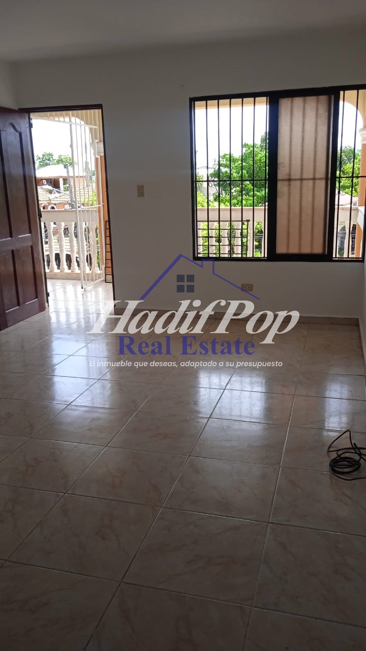 Descubre este acogedor apartamento de tres amplias habitaciones y dos baños