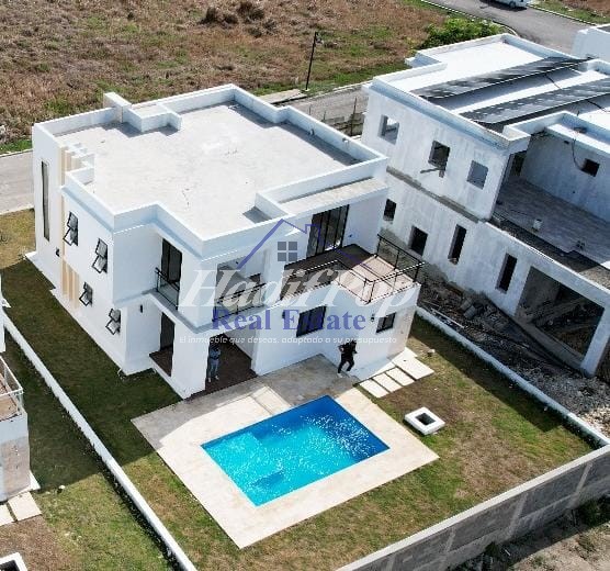 NUEVA EXCLUSIVA – en la Urbanización Plantation –