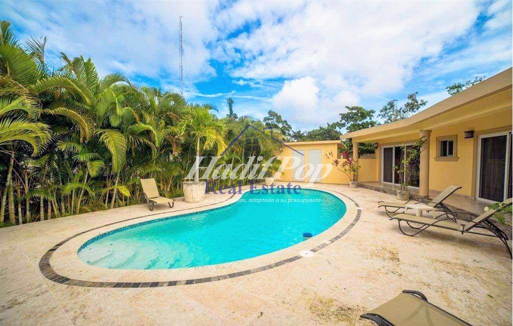 Maravillosa villa con piscina en venta!