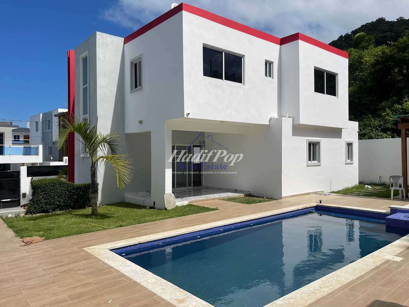 Se Alquila espectacular casa de dos niveles combina confort y elegancia