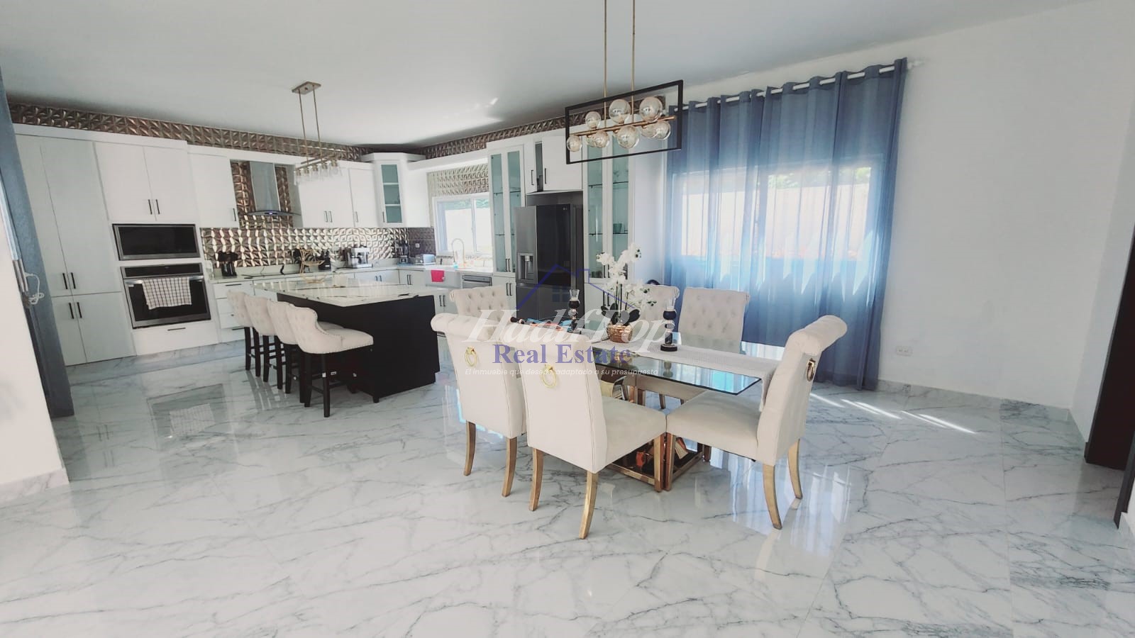 Espectacular Villa de un nivel a 2 esquinas de la Playa, VENTA y RENTA